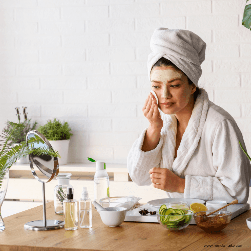 Mujer cuidándose con extractos naturales